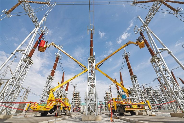 國網蒙東電力員工在特高壓電網伊克昭換流站清理絕緣子灰塵。.jpg